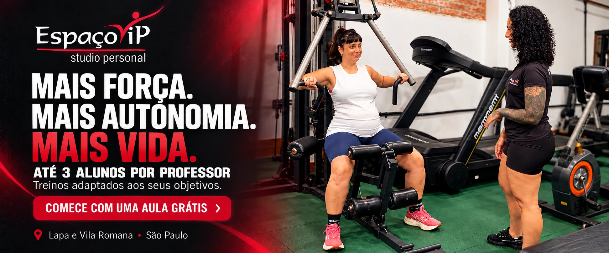 Professora orienta uma aluna em um aparelho de musculação no studio.